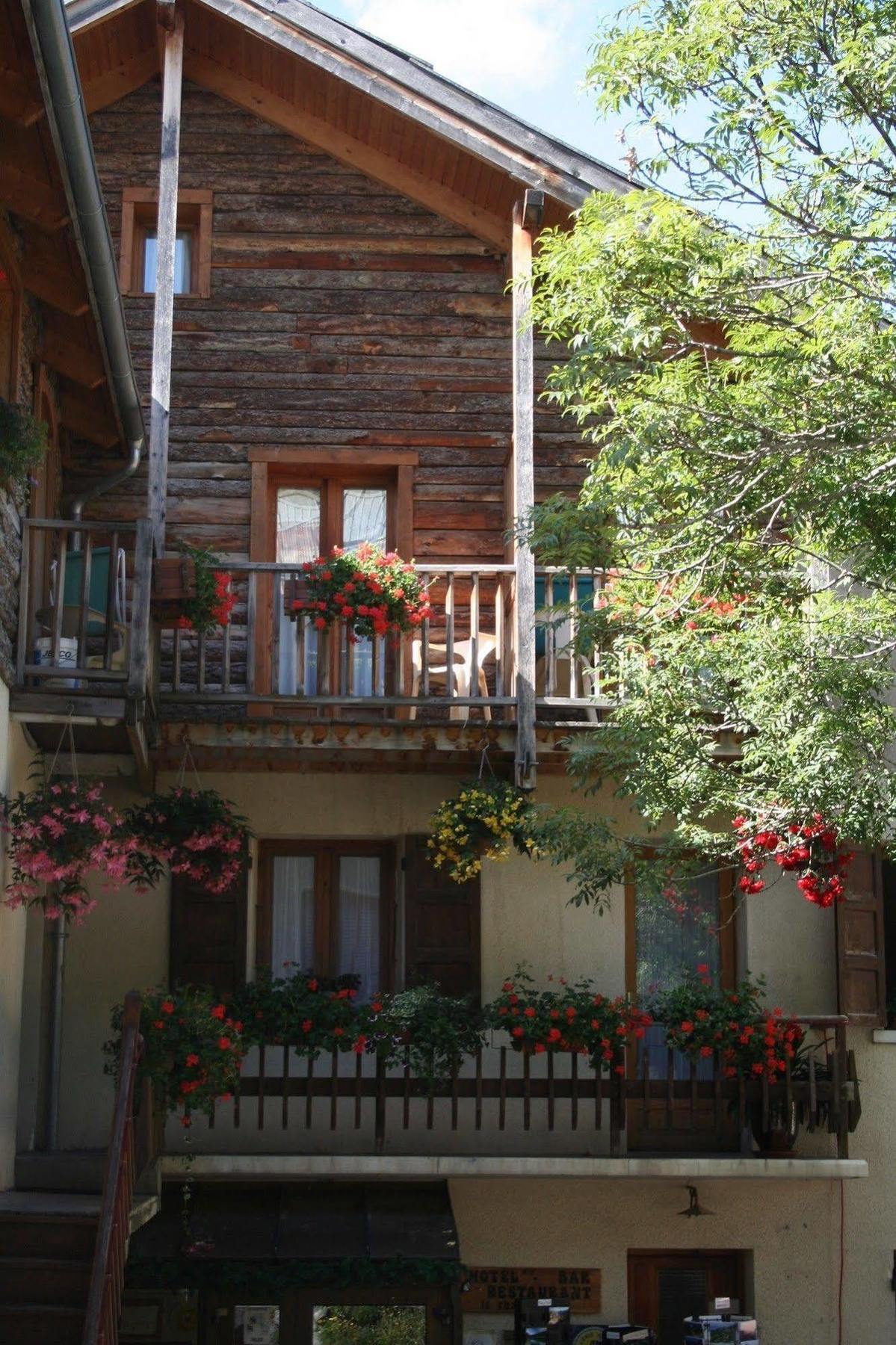 Hotel Le Chamois Logis Molines-en-Queyras Buitenkant foto